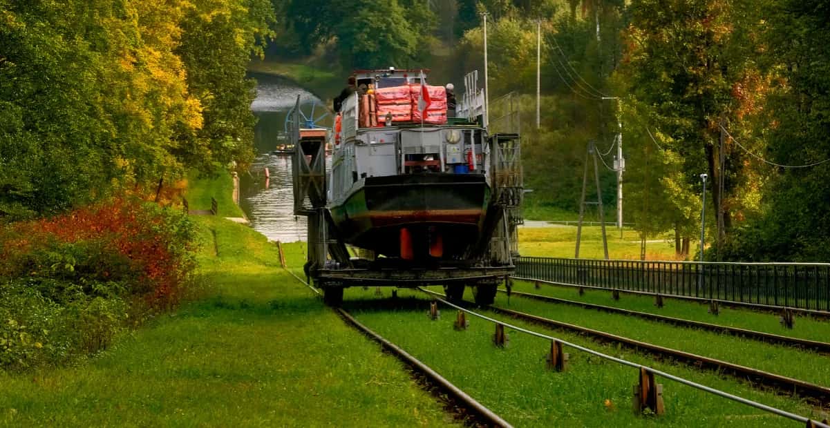 Kanał Elbląski: Rejs statkiem po trawie? Planuj wycieczkę 2025!