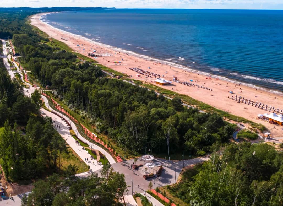 Pociągiem prosto na plażę? Odkryj stacje nad polskim morzem!