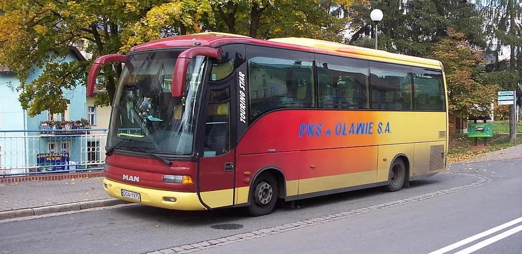 Oława PKS: Gdzie dokładnie odjeżdżają autobusy? Sprawdź!